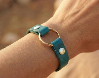 Pulsera con anillo, pulsera de cuero con anillo, pulsera de cuero de grano completo, pulsera minimalista, accesorio de cuero elegante, pulsera para mujer