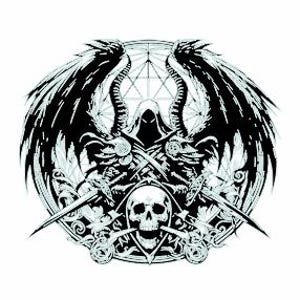 Könnte beinhalten: Schwarz-weiße grafische Illustration einer vermummten Figur mit großen, gefiederten Flügeln, die gekreuzte Schwerter hält. Unter der Figur ist ein Schädel zentriert, mit aufwendigen Details und einem kreisförmigen Hintergrund. Das Design ist sehr detailliert und stilisiert.