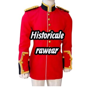 Peut inclure: Veste militaire rouge vif avec des boutons et des bordures dorées. La veste a un col montant et des épaulettes. Le texte "Historicale rawear" est affiché. Vêtement pour reconstitution historique ou costume.