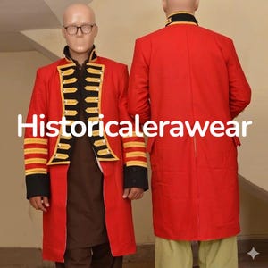 Könnte beinhalten: Ein roter Mantel im Militärstil mit gold-schwarzen Verzierungen, der auf einer Schaufensterpuppe präsentiert wird. Der Mantel hat einen hohen Kragen und dekorative Knöpfe. Der Text "Historicalerawear" ist auf der Vorderseite zu sehen. Ein weiterer Mantel wird rechts angezeigt.