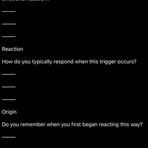 Könnte beinhalten: Schwarz-weiß Arbeitsblatt mit dem Titel "Emotional Trigger Identification Worksheet". Es hilft, emotionale Auslöser zu erkennen und Situationen zu verstehen, die starke emotionale Reaktionen auslösen. Enthält Abschnitte für Auslöser, Reaktionen, Ursprung und Reflexion.
