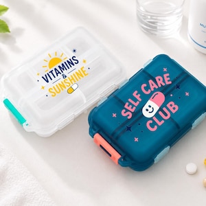 Personlig pillerlåda – UV-tryck "Self Care Club" – Bärbar medicinhållare – Vit/Blå/Grå