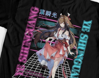 Puede incluir: Camiseta negra con una ilustración colorida de estilo anime de un personaje femenino con un vestido rojo y blanco. La camiseta muestra el texto "YE SHUNGUANG" y "葉瞬光 Void Hunter" en rosa y azul, junto con un patrón de cuadrícula.