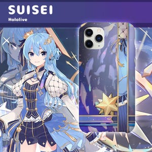 Puede incluir: Una funda de teléfono con un diseño que presenta un personaje de anime de pelo azul con un atuendo azul y blanco detallado. La funda tiene un diseño a juego con una estrella y elementos celestiales. El texto "SUISEI" y "Hololive" se muestran en la parte superior.
