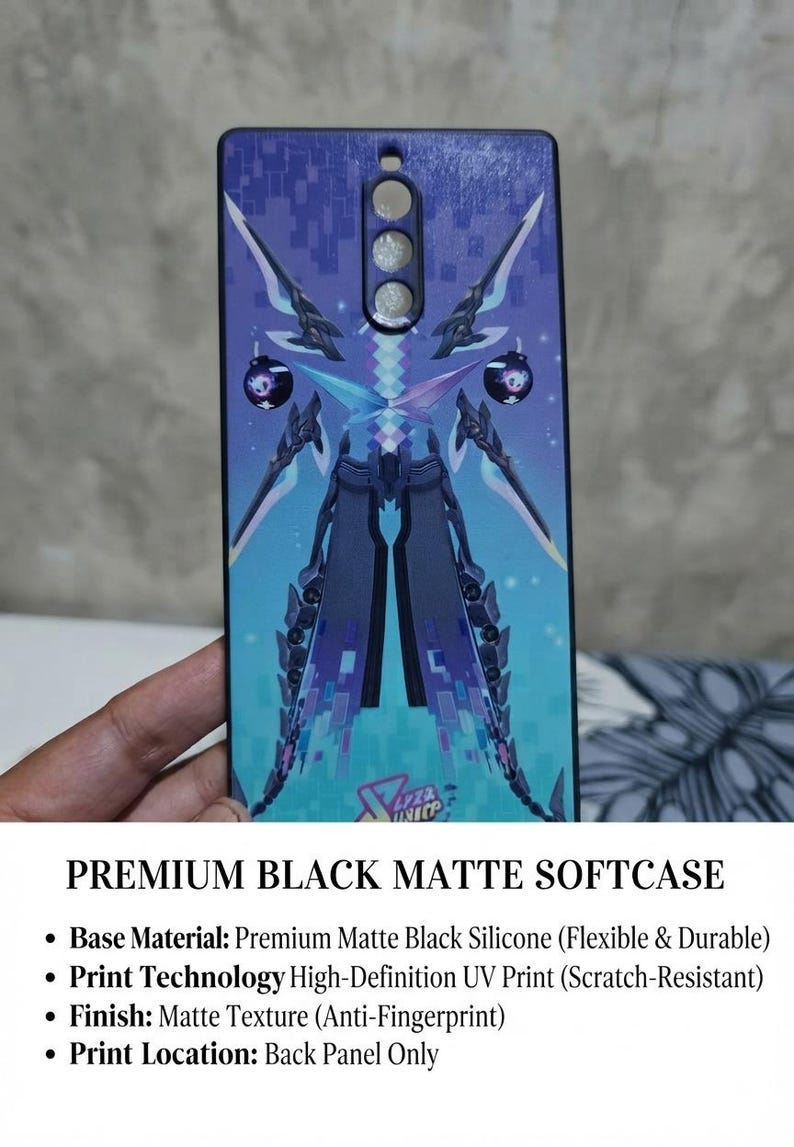 Pode incluir: Uma capa de telem&oacute;vel retangular preto mate com um design gr&aacute;fico vibrante em azul e roxo de uma figura mec&acirc;nica estilizada com elementos afiados em forma de asa e pequenos &iacute;cones circulares. A capa inclui aberturas para a c&acirc;mara.