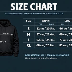 K&ouml;nnte beinhalten: Eine Gr&ouml;&szlig;entabelle f&uuml;r einen schwarzen Kapuzenpullover auf dunklem Hintergrund. Die Tabelle listet die Gr&ouml;&szlig;en S, M, L und XL mit Breiten- und L&auml;ngenma&szlig;en in cm und Zoll auf. Sie gibt 380 GSM schweres Gewebe und eine Toleranz von 1-2 cm an.