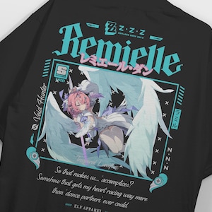 Puede incluir: Una camiseta negra con un estampado gráfico de un personaje de anime con cabello rosa y alas grandes. El diseño incluye el texto Remielle, Zenless Zone Zero, Void Hunter y una cita en colores de tinta verde azulado, blanco y rosa.