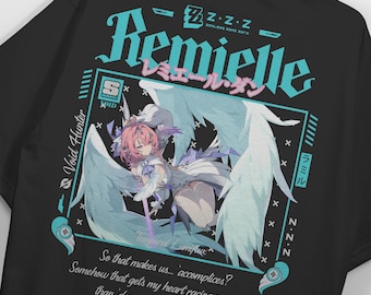 Puede incluir: Una camiseta negra con un estampado gráfico de un personaje de anime con pelo rosa y grandes alas. El diseño incluye el texto Remielle, Z.Z.Z, Void Hunter y una cita sobre cómplices, en tonos cian, blanco y rosa suave.