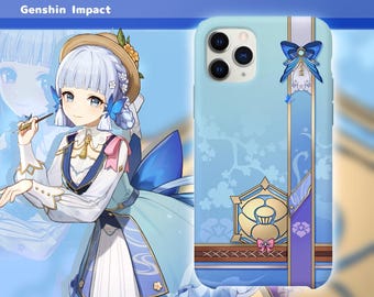 Puede incluir: Una funda de teléfono azul claro con el personaje Ayaka de Genshin Impact. La funda tiene un diseño floral y una franja vertical púrpura con un lazo. El texto "AYAKA" y "Genshin Impact" se muestran en la parte superior.