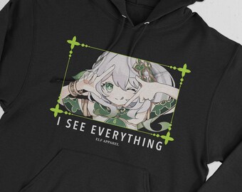 Puede incluir: Sudadera con capucha negra con un gráfico de un personaje de anime guiñando un ojo y haciendo el signo de la paz. El texto "I SEE EVERYTHING" está debajo de la imagen, con "ELF APPAREL" debajo. El diseño está enmarcado en un borde verde.