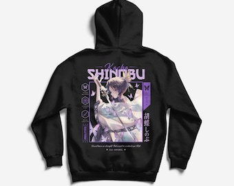 Puede incluir: Una sudadera negra con capucha y un estampado gráfico en la espalda. El diseño muestra un personaje de anime sosteniendo una espada, rodeado de mariposas moradas, con el texto Kocho SHINOBU y caracteres japoneses en morado y blanco.