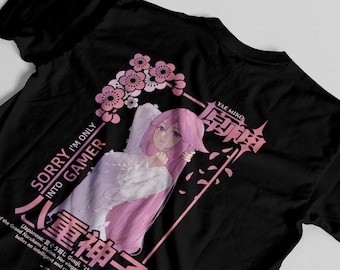 Puede incluir: Camiseta negra con una ilustración de estilo anime rosa y blanco de un personaje con largo cabello rosa. El texto "SORRY I'M ONLY INTO GAMER" y caracteres japoneses también están impresos en la camiseta.