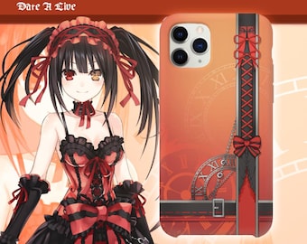 Puede incluir: Una funda para smartphone con fondo naranja, un gráfico de esfera de reloj y un diseño de cinta negra vertical con lazos rojos. La funda muestra el texto Kurumi Tokisaki y Date A Live, junto a la ilustración de un personaje con dos coletas.