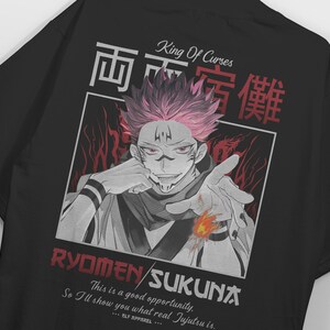 Könnte beinhalten: Ein schwarzes T-Shirt mit einem Grafikdruck einer Figur mit stacheligen rosa Haaren und Gesichtsmarkierungen. Der Text lautet King Of Curses, Ryomen Sukuna und This is a good opportunity. So I'll show you what real Jujutsu is. Elf Apparel.
