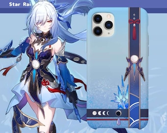 Puede incluir: Una funda de smartphone azul claro con una franja vertical azul oscuro, un adorno de borla roja, un emblema circular blanco y un gráfico de fases lunares. El diseño incluye un cristal azul y un fondo con degradado.