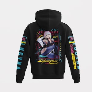 K&ouml;nnte beinhalten: Ein schwarzer Kapuzenpullover mit einem Grafikdruck auf der R&uuml;ckseite, der eine Anime-Figur mit kurzem wei&szlig;em Haar zeigt. Das Design enth&auml;lt den Text Cyberpunk Edgerunners, Lucyna Kushnada und japanische Schriftzeichen. Die &Auml;rmel haben vertikalen Text.