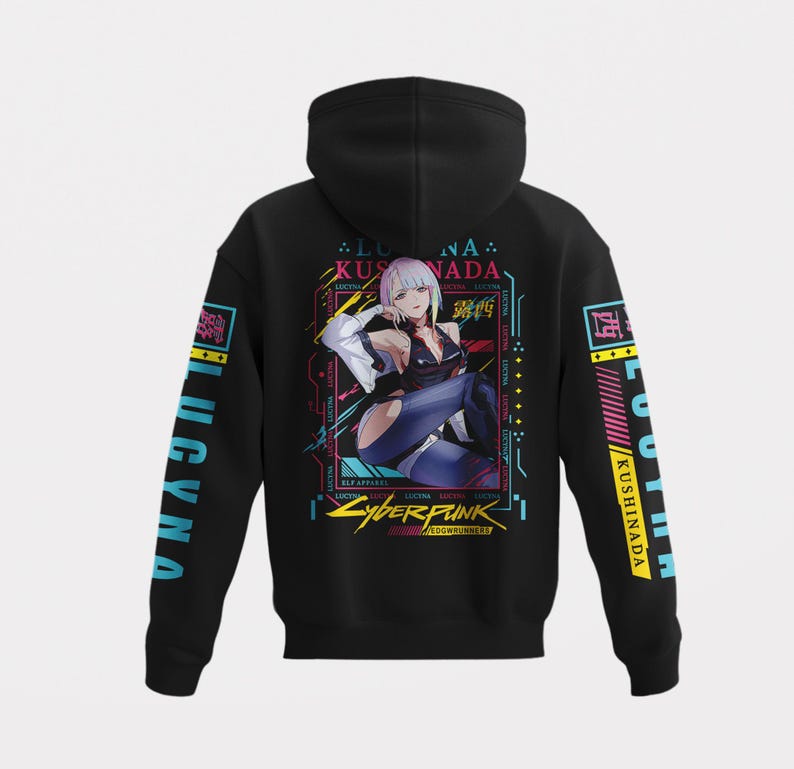 K&ouml;nnte beinhalten: Ein schwarzer Kapuzenpullover mit einem Grafikdruck auf der R&uuml;ckseite, der eine Anime-Figur mit kurzem wei&szlig;em Haar zeigt. Das Design enth&auml;lt den Text Cyberpunk Edgerunners, Lucyna Kushnada und japanische Schriftzeichen. Die &Auml;rmel haben vertikalen Text.