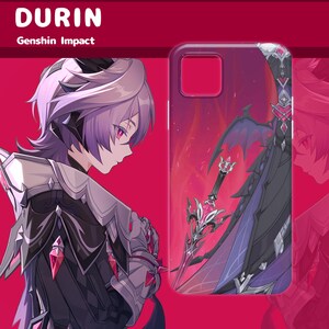 Puede incluir: Una funda para tel&eacute;fono m&oacute;vil con una vibrante ilustraci&oacute;n en rojo y morado de un personaje con cabello morado claro y armadura oscura. El dise&ntilde;o incluye un gr&aacute;fico de espada y el texto DURIN Genshin Impact impreso en blanco.