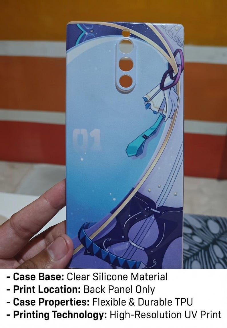 Puede incluir: Una funda de tel&eacute;fono rectangular con un estampado gr&aacute;fico de estilo anime en azul claro y morado. El dise&ntilde;o incluye el n&uacute;mero 01, una corbata de color turquesa y un instrumento de cuerda. La funda tiene recortes circulares para la c&aacute;mara.
