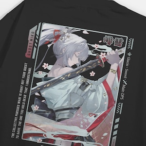 Może przedstawiać: Czarny t-shirt z nadrukiem graficznym przedstawiającym postać z białymi włosami trzymającą miecz. Projekt zawiera kwiaty wiśni, tekst GHOST MIKO, chińskie znaki 绯雪 oraz frazę THE COLLECTIVE PURSUES WHAT IS RIGHT BUT YOUR QUEST TO SAVE THE ONE YOU HOLD DEAR THAT I UNDERSTAND.