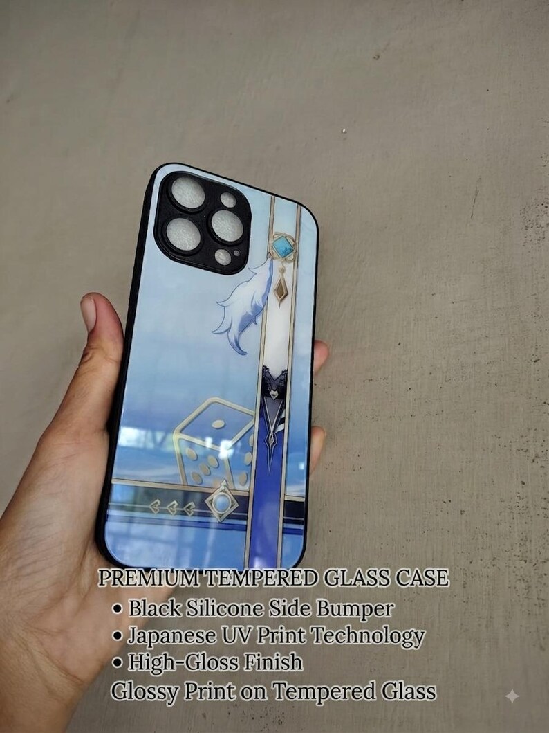 Puede incluir: Una funda de tel&eacute;fono de vidrio templado con un parachoques lateral de silicona negra y un estampado gr&aacute;fico azul brillante que muestra un dado y elementos decorativos. El texto dice: PREMIUM TEMPERED GLASS CASE, Black Silicone Side Bumper, Japanese UV Print Technology, High-Gloss Finish, Glossy Print on Tempered Glass.