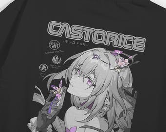 Puede incluir: Camiseta negra con una ilustración en escala de grises de estilo anime de un personaje con detalles florales. La camiseta muestra la palabra "CASTORICE" en negrita, con texto japonés debajo.