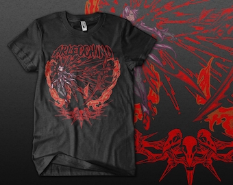 Puede incluir: Camiseta negra con un diseño gráfico rojo y negro. El diseño incluye la palabra "ARLECCHINO" sobre una imagen central de una figura con llamas y elementos afilados. Un diseño similar es visible a la derecha.