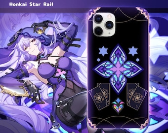 Puede incluir: Una funda de smartphone negra con un diseño de cruz estilo vidriera en tonos morados y azules, dos cartas tipo tarot e iconos de estrellas. La funda se muestra sobre una imagen del personaje Black Swan de Honkai Star Rail.