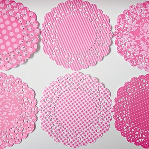 Può includere: Sei tovagliette di carta rosa con diversi motivi, tra cui pois, strisce, gingham e motivi floreali.