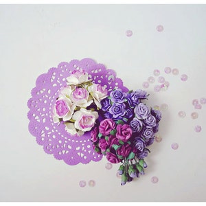 Ensemble/paquet de fleurs en papier de mûrier violet et d'un ensemble de napperons en papier violet