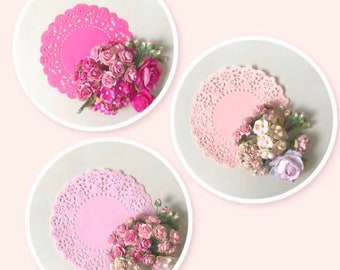 Combinación/paquete de muestra mixta de flores de papel color morera rosa y tapetes de papel color melocotón