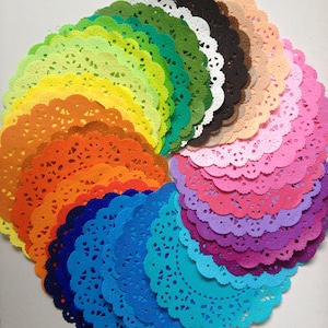 10 tapetes de papel de colores. Diseño estampado. Tapetes de papel redondos. 4 pulgadas. Envoltorio de regalo pequeño. Coloridos.