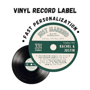 Puede incluir: Un diseño de etiqueta de disco de vinilo personalizado con el texto "Just Married" y los nombres Rachel & Justin. El diseño incluye el texto "Vinyl Record Label" y "Fast Personalization". El disco es negro con una etiqueta verde y blanca.