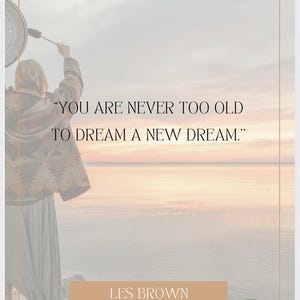 Puede incluir: Imagen inspiradora con la cita "YOU ARE NEVER TOO OLD TO DREAM A NEW DREAM." de Les Brown. La imagen presenta a una persona sosteniendo un objeto con un fondo esc&eacute;nico de un cuerpo de agua y una puesta de sol.