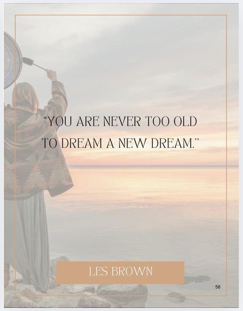 Puede incluir: Imagen inspiradora con la cita "YOU ARE NEVER TOO OLD TO DREAM A NEW DREAM." de Les Brown. La imagen presenta a una persona sosteniendo un objeto con un fondo esc&eacute;nico de un cuerpo de agua y una puesta de sol.