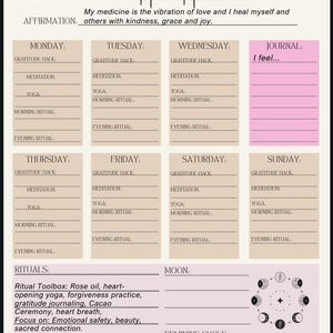 Puede incluir: Un planificador de rituales semanales en tonos crema y rosa. Incluye secciones para la gratitud diaria, la meditaci&oacute;n, el yoga y los rituales. El texto "Heart Healer" se destaca, junto con afirmaciones y una secci&oacute;n de diario.