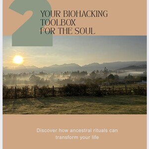 Puede incluir: Portada de libro con el t&iacute;tulo "YOUR BIOHACKING TOOLBOX FOR THE SOUL" y la frase "Discover how ancestral rituals can transform your life." El fondo muestra un paisaje con un amanecer sobre un valle brumoso.