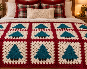 Può includere: Una coperta all'uncinetto con un motivo ripetuto di quadrati color crema, ognuno contenente un albero di Natale verde ottanio scuro, bordato con filo rosso intenso. La coperta è adagiata su un letto con cuscini rossi e a quadri.