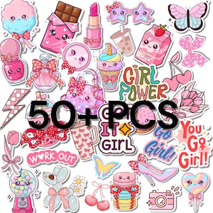 Könnte beinhalten: Eine Sammlung von über 50 rosa- und pastellfarbenen Aufklebern mit Illustrationen im Kawaii-Stil. Die Aufkleber zeigen verschiedene Designs, darunter Lebensmittel, Accessoires und motivierende Sätze wie "Girl Power" und "Work Out".