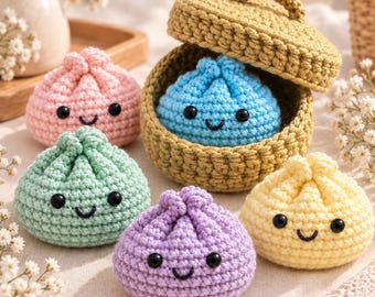 Può includere: Una collezione di cinque peluche all'uncinetto a forma di ravioli, ognuno con occhi a perla neri e un sorriso ricamato. Il set include modelli rosa chiaro, verde menta, viola chiaro, giallo pallido e uno blu riposto in un cestino beige.