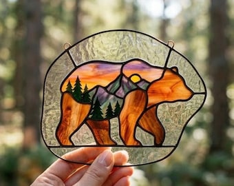 Motif de vitrail Ours des montagnes, attrape-soleil paysage forestier (Téléchargement numérique)