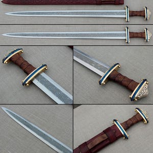 Pode incluir: Uma coleção de imagens detalhadas mostrando uma espada Viking. A espada apresenta uma lâmina estampada, um cabo de madeira envolto em couro e detalhes dourados com detalhes azuis. Uma bainha de couro vermelha com desenhos em relevo também está incluída.