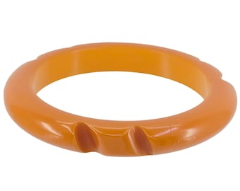 Bracciale rigido in bachelite color caramello intagliato Art Déco vintage da 12 mm ~ 28,7 g
