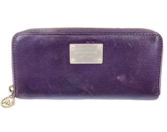 Carteira clutch vintage Michael Kors Lavader em couro, com zíper e sistema de acordeão.