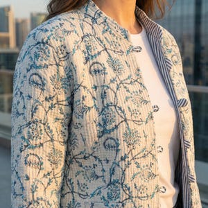 Handtryckt quiltad bomullsjacka för kvinnor. Klädesplagg med öppen kimono och rand. Handgjord vintage quiltad jacka, rockar, ny stil |