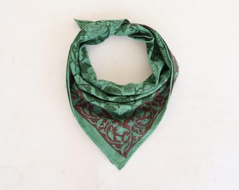 Handtryckt bomullsbandana: Grön blommig huvudduk