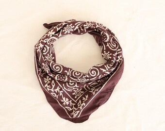 Handtryckt bomullsbandana: Rödbrun blommig boho-halsduk | Miljövänlig huvudbonad för kvinnor, lätt rese- eller festivalaccessoar