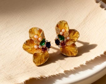 Handgemachte Gold Orchidee Ohrringe mit Bunten Edelsteinen, Vintage Blumen Ohrstecker, Botanischer Schmuck, Einzigartiges Natur Inspiriertes Geschenk für Sie, 18K Gold