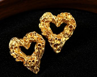 Handgemachte flüssige Gold Herz Ohrstecker, 18K Gold geschmolzene Herz Ohrstecker, organischer strukturierter Herz Schmuck, minimalistisches romantisches Geschenk für sie