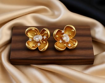 Große gebürstete Gold Blumen Ohrstecker, Vintage 90er Jahre Stil Blumen Ohrringe, 3D Blütenblatt Statement Post, persönliche Sammlung